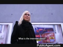 Blondine poppt auf offener Straße